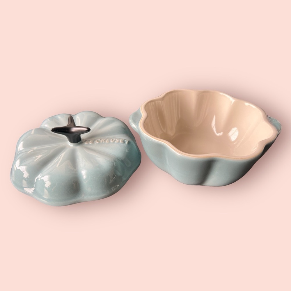 Le Creuset Stoneware Pumpkin Cocotte (Sea Salt) - Picture 3 of 5